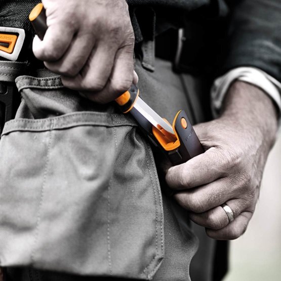 Нож универсальный Fiskars 1023618 с точилкой (215мм) в Автопром Нож универсальный Fiskars 1023618 с точилкой (215мм)